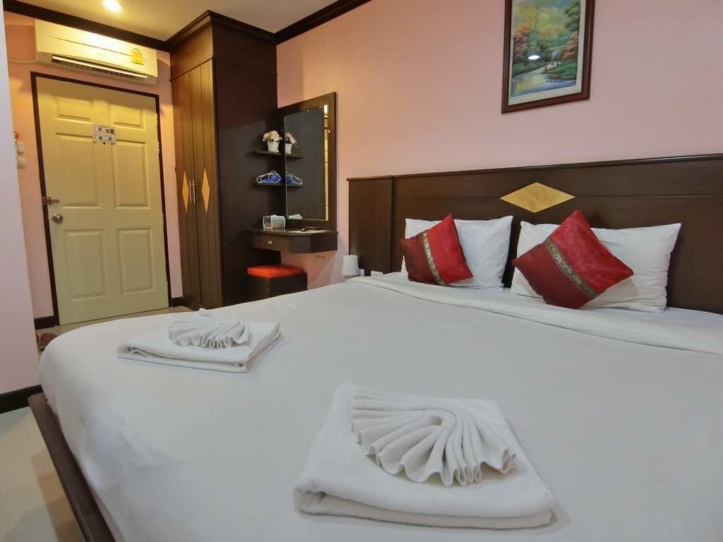 Hollywood Inn Love Patong Exterior foto